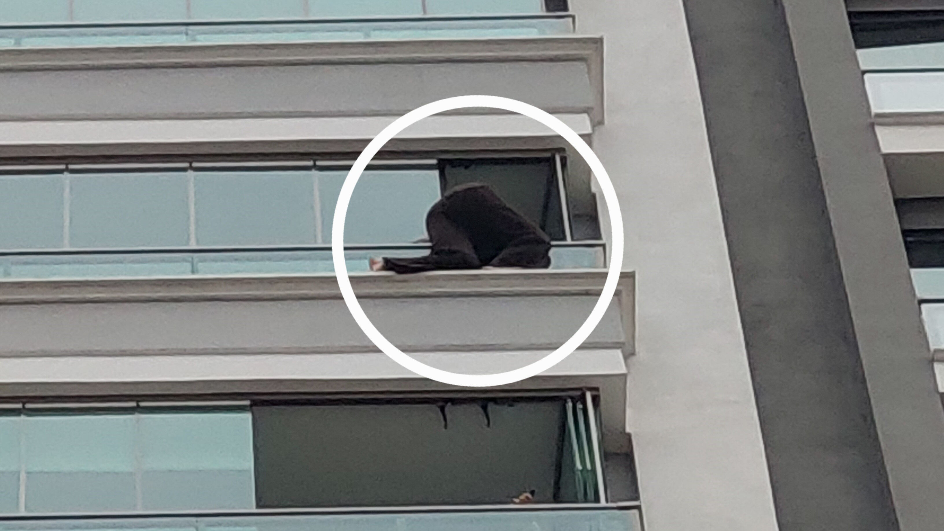 Cama çıkıp atlamaya kalktı! Genç avukatın o anları yürekleri ağza getirdi - 1. Resim