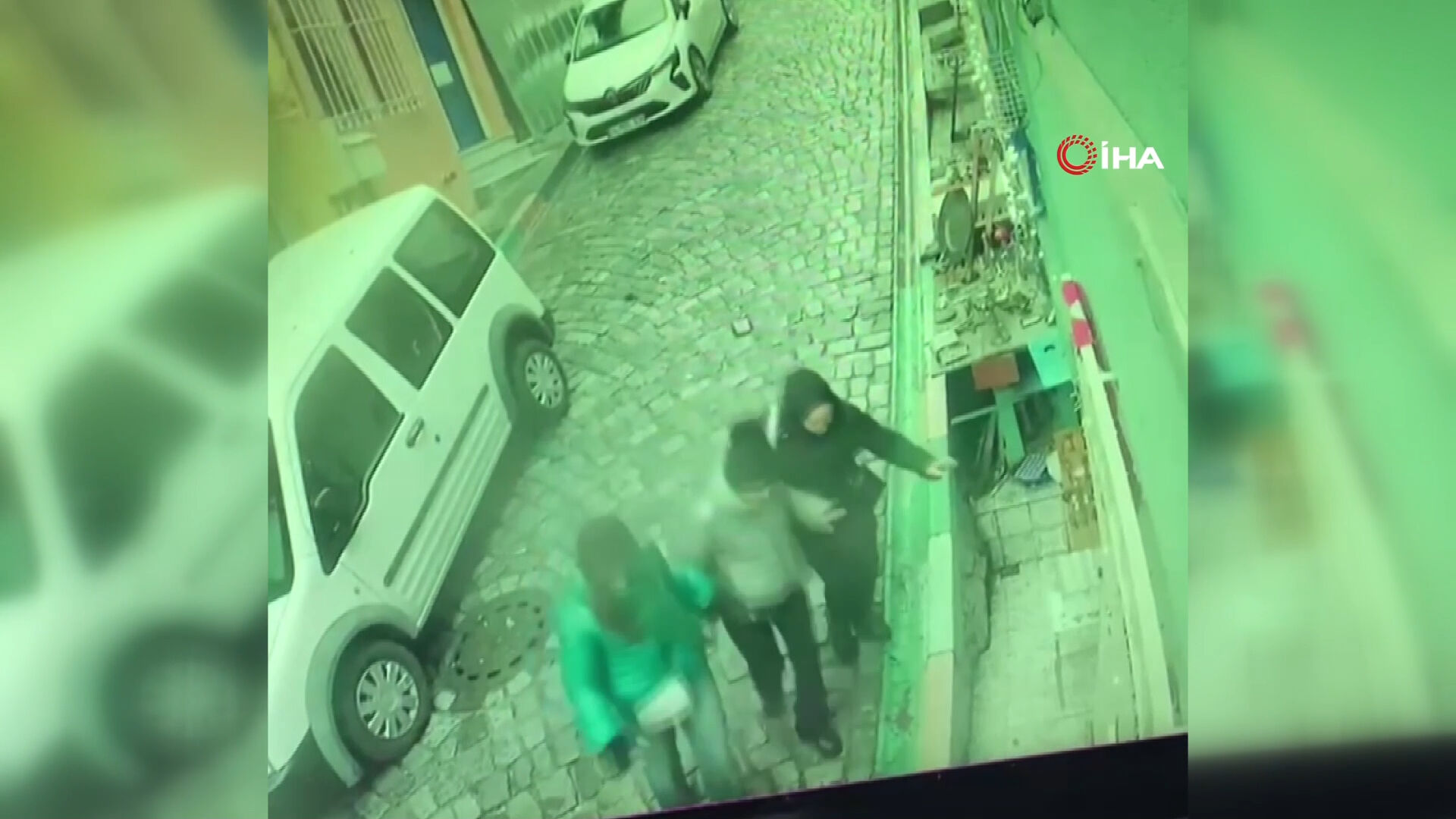 Geri geri kayan otomobil kadını ezdi! Balat'ta dehşete düşüren kaza Geri geri kayan otomobil kadını ezdi! Balat'ta dehşete düşüren kaza - 1. Resim