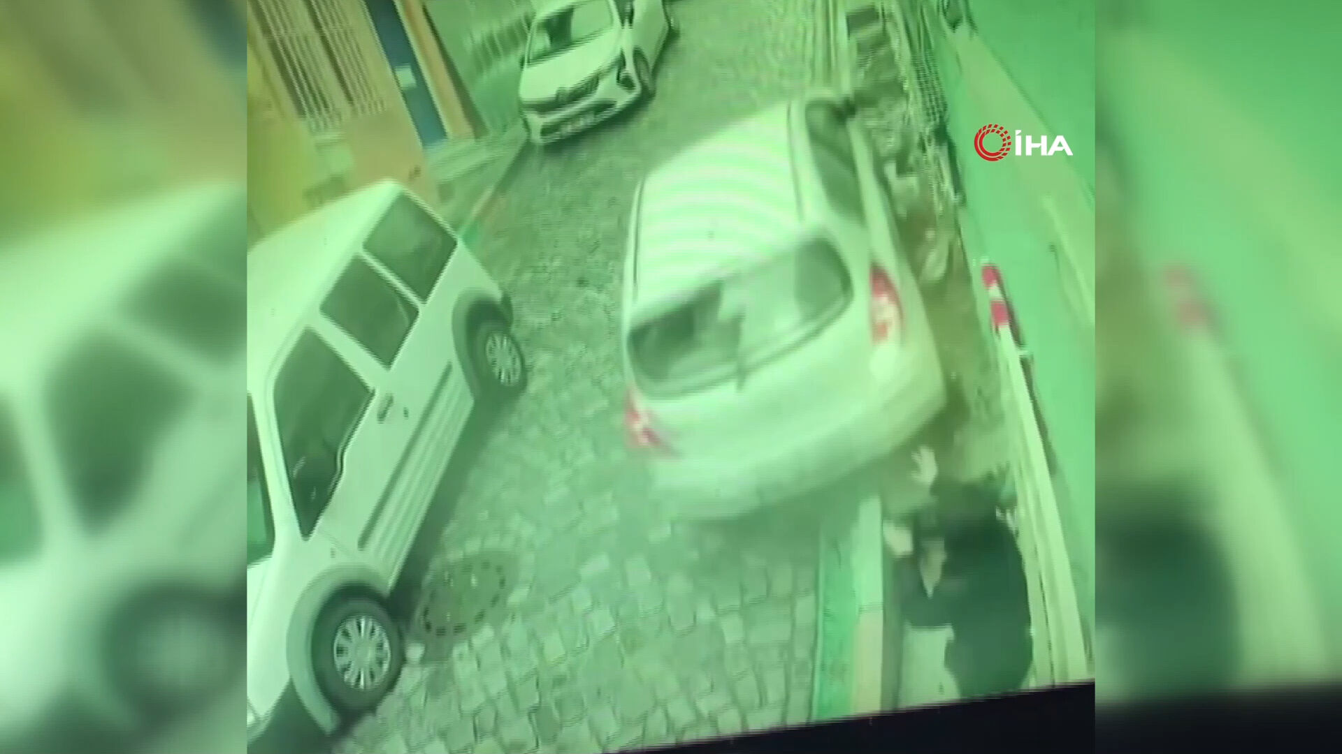 Geri geri kayan otomobil kadını ezdi! Balat'ta dehşete düşüren kaza Geri geri kayan otomobil kadını ezdi! Balat'ta dehşete düşüren kaza - 2. Resim