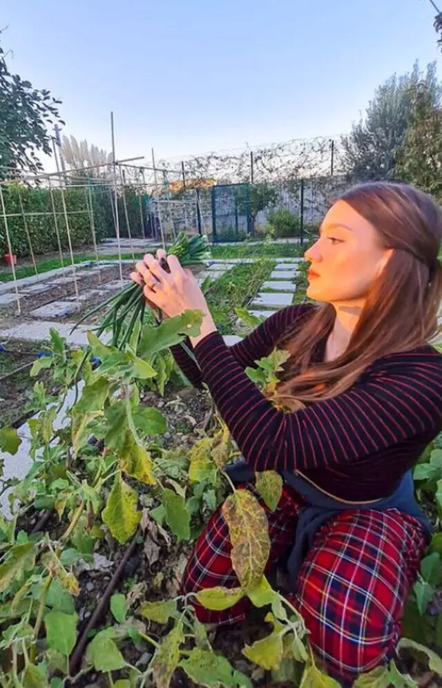 Gizem Karaca kimdir, hamile mi? İstanbul'u terk edip köye yerleşmişti, son paylaşımı çok konuşuldu - 1. Resim