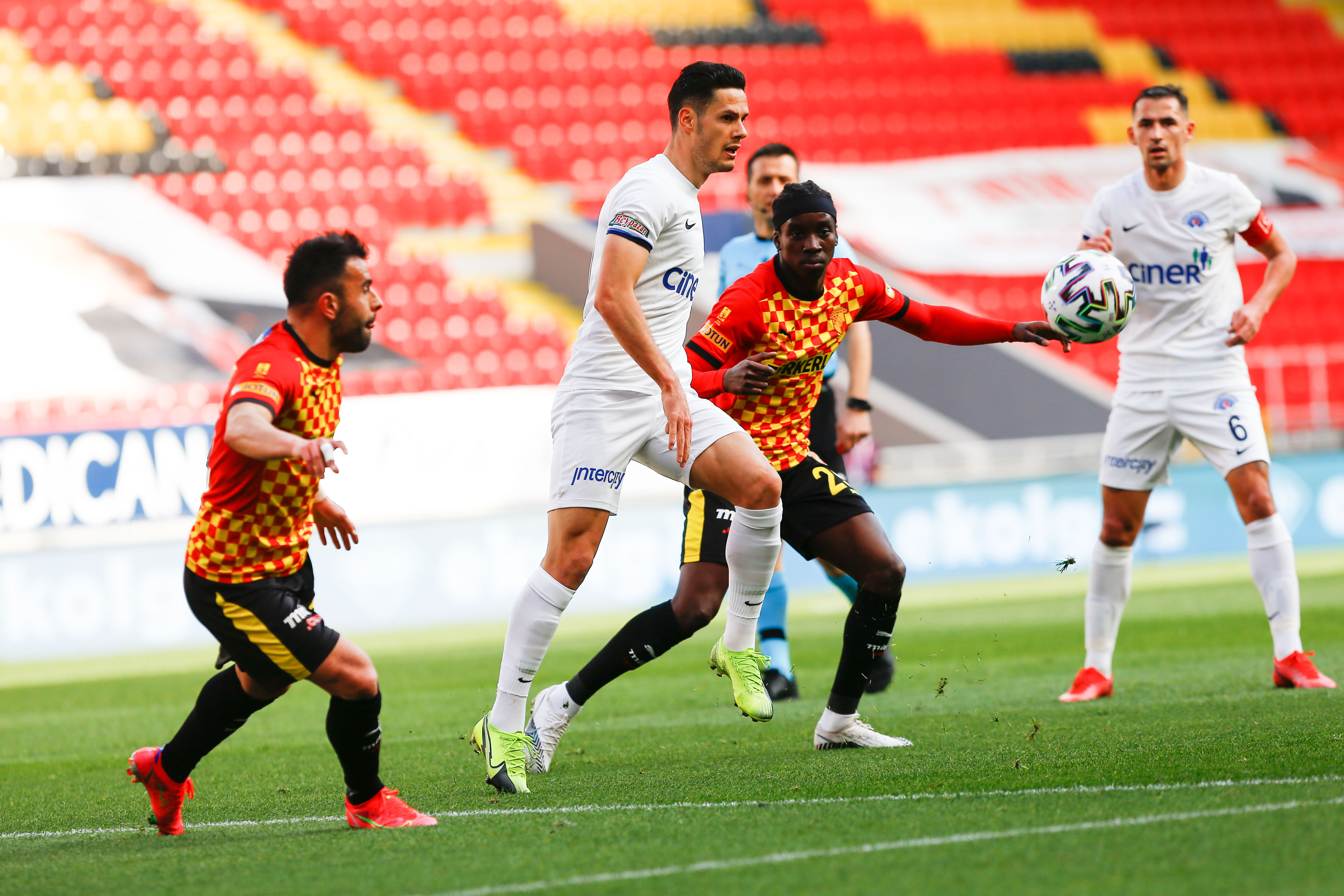 Göztepe - Kasımpaşa maçı hangi kanalda, saat kaçta? Maçı hakem Ümit Öztürk yönetecek! - 1. Resim