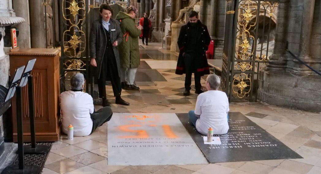 İklim aktivistleri Darwin’in mezarına saldırdı! - 1. Resim