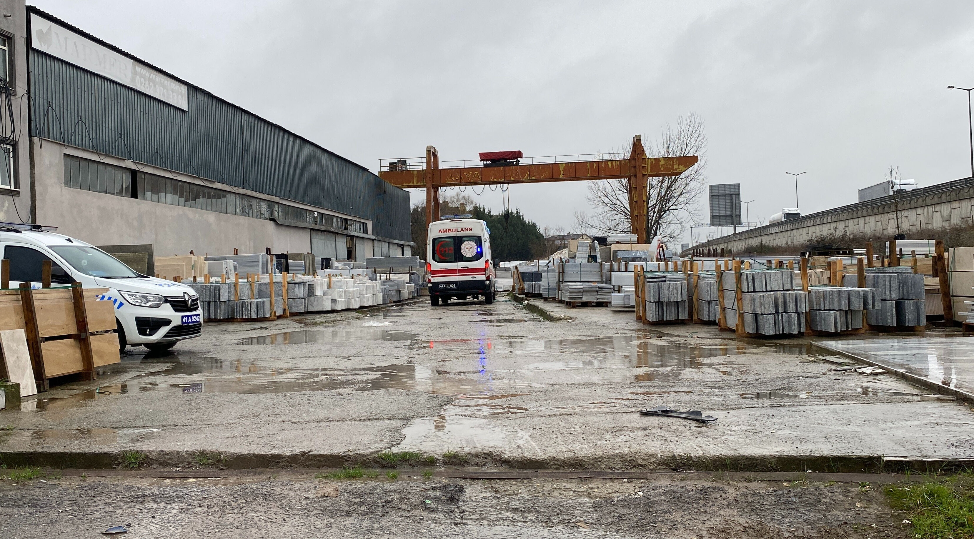 Metrelerce yükseklikteki vinçten düşen işçi hayatını kaybetti - 1. Resim