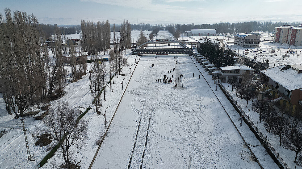 Şehrin ortasında kızak keyfi! Çoruh Nehri buz tuttu - 3. Resim