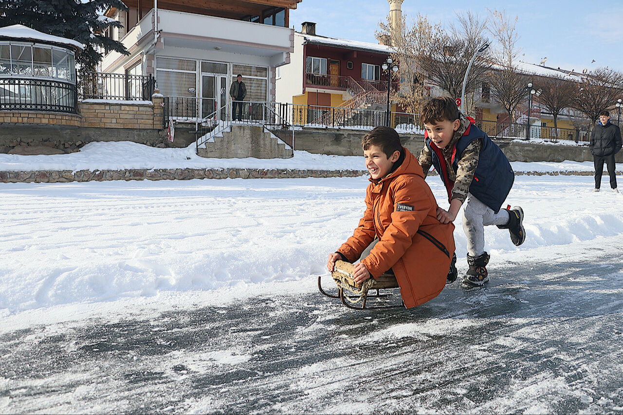 Şehrin ortasında kızak keyfi! Çoruh Nehri buz tuttu - 2. Resim