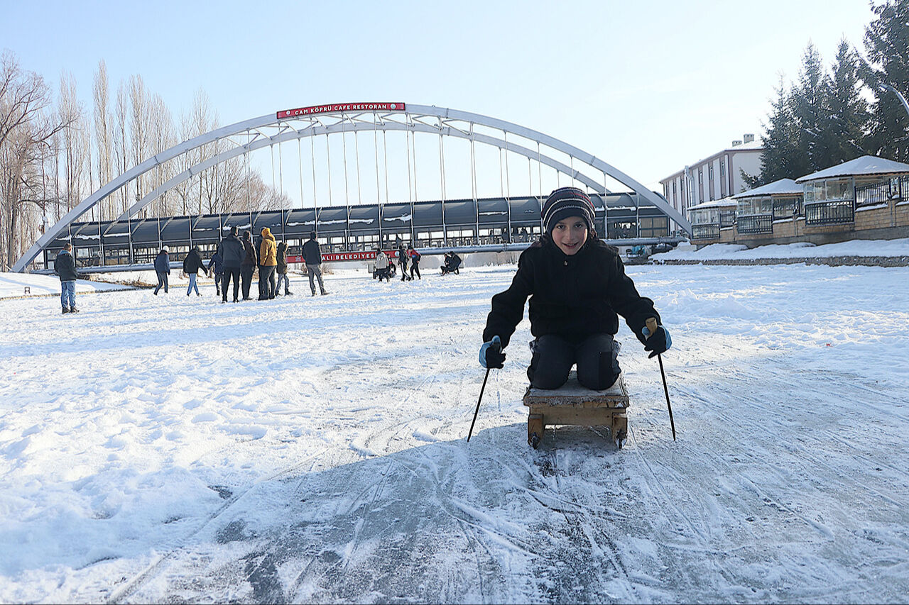 Şehrin ortasında kızak keyfi! Çoruh Nehri buz tuttu - 5. Resim