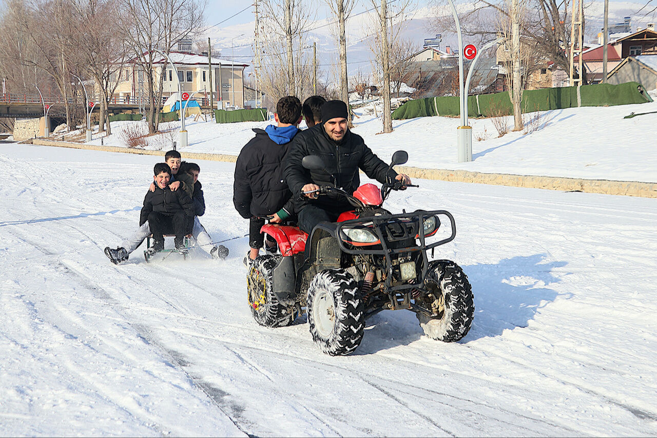 Şehrin ortasında kızak keyfi! Çoruh Nehri buz tuttu - 4. Resim