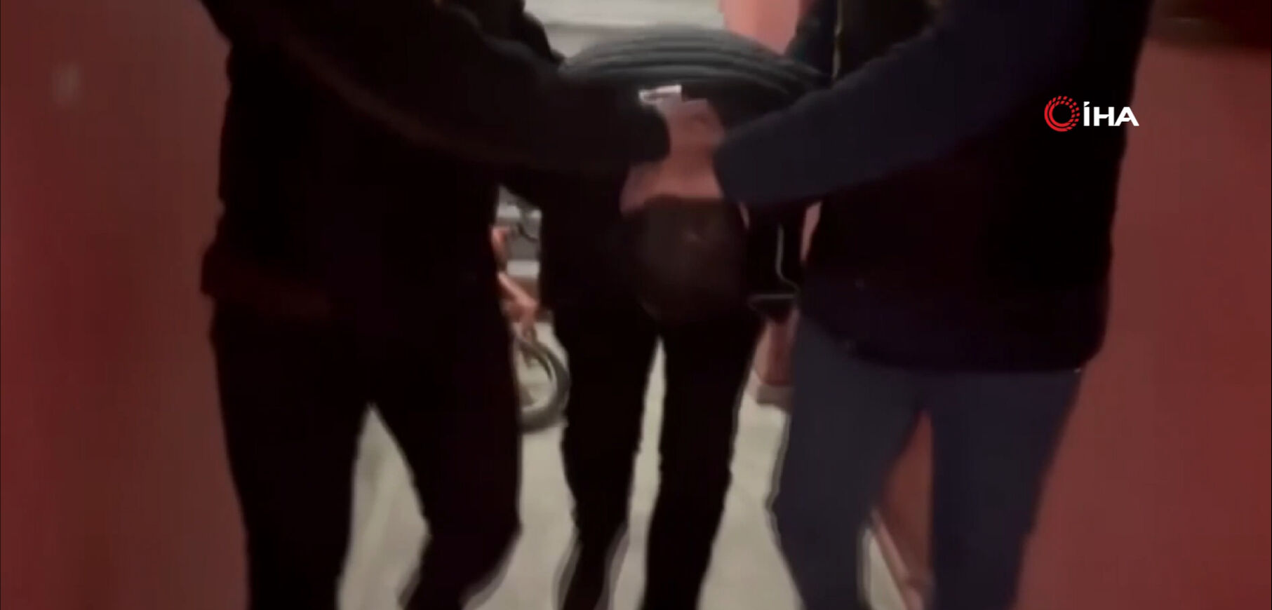 Taksi şoförünün kadın yolcuları bayıltıp taciz ettiği iddiası! Skandal anların görüntüleri ortaya çıktı - 1. Resim