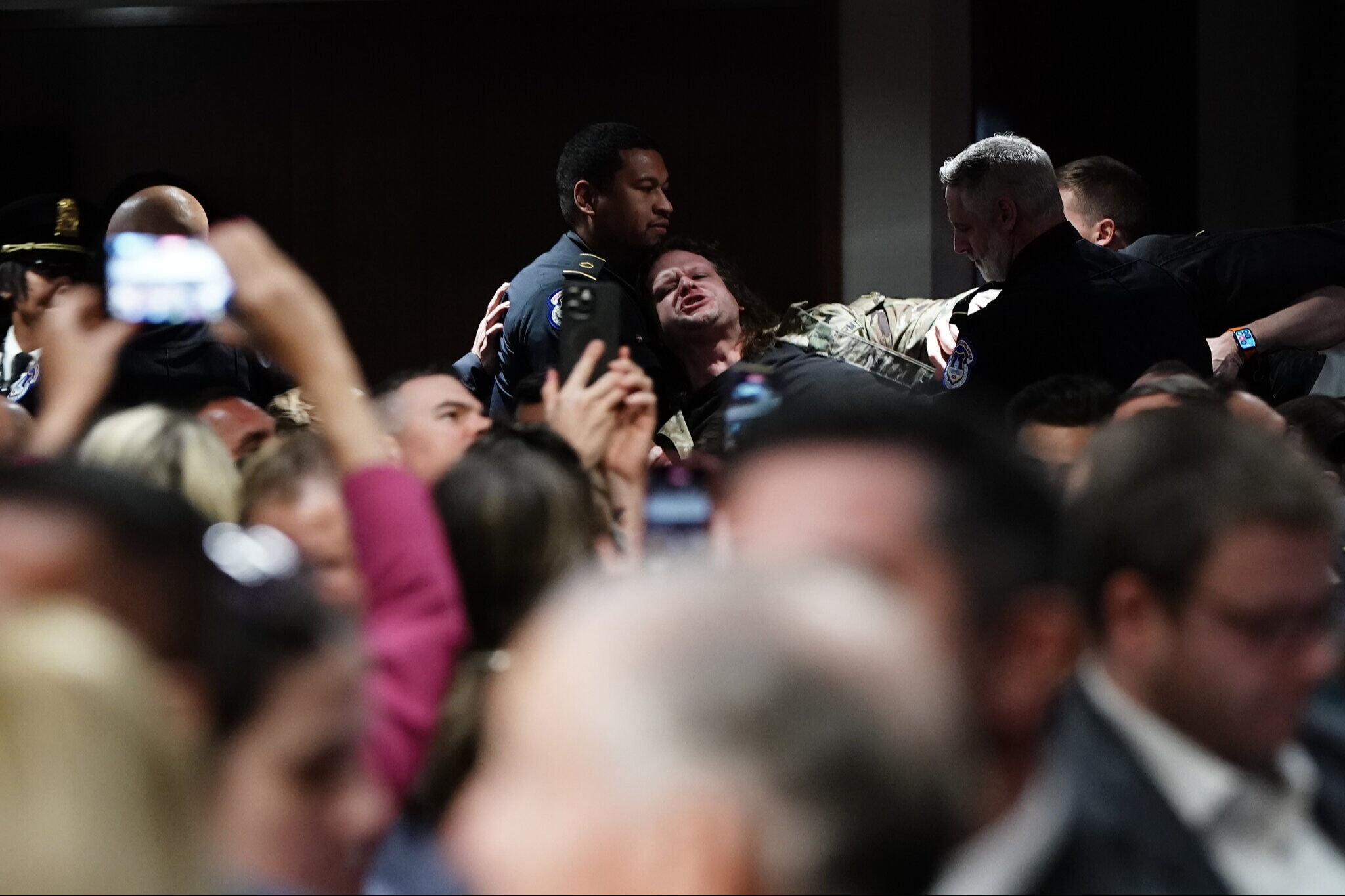 ABD Senatosu'nda skandal onay duruşması! Savunma Bakanı adayı Hegseth protesto edildi - 1. Resim