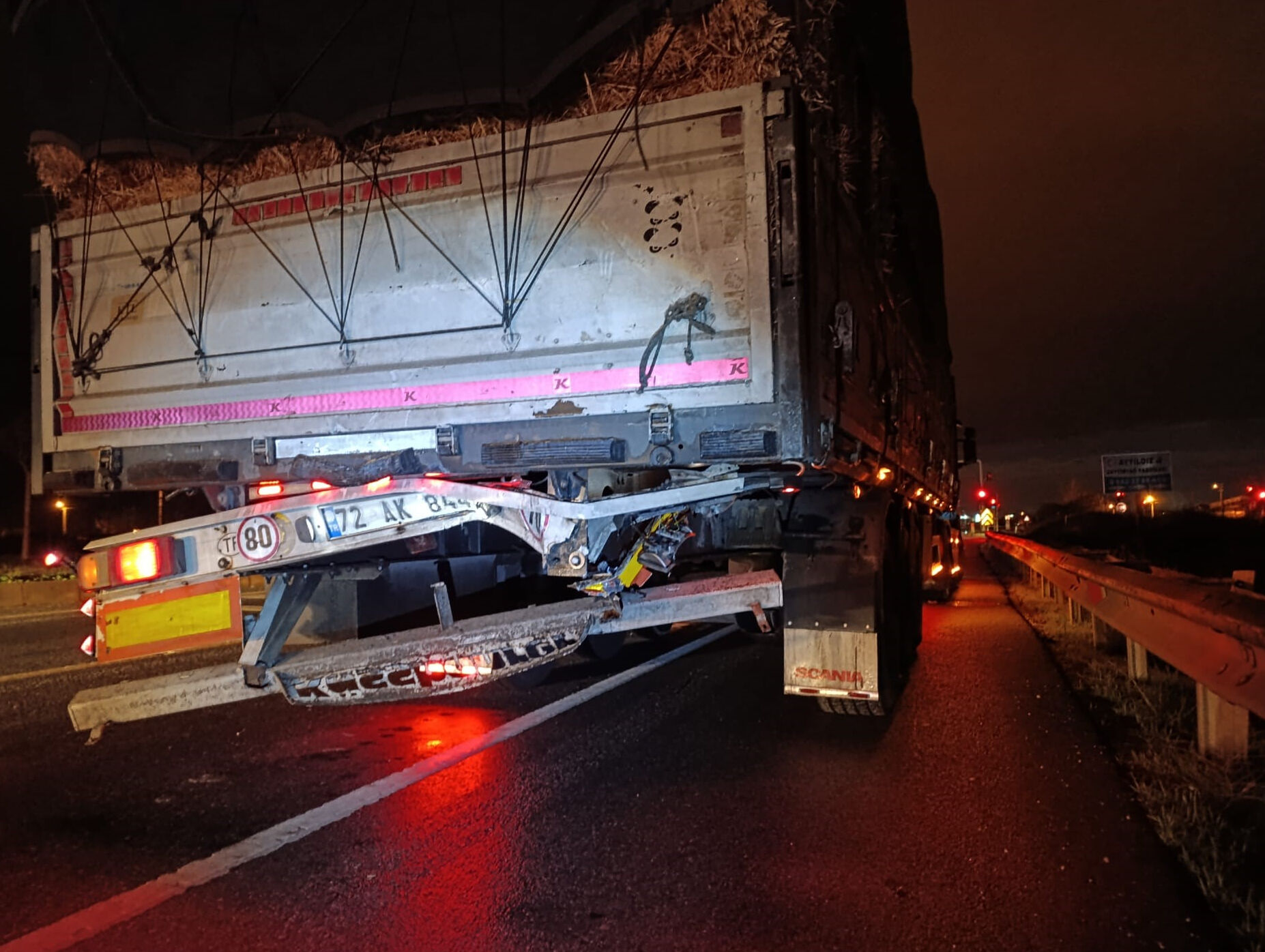 Alman turistleri taşıyan minibüs tıra arkadan çarptı! Feci kazada yaralılar var - 1. Resim