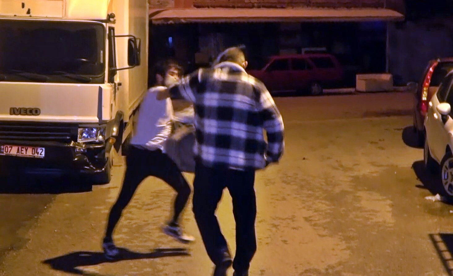 Antalya'nın Neronu'nun hedefinde bu kez kadınlar var! Kabus olup mahalleyi birbirine kattı - 3. Resim