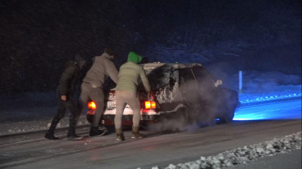 Eksi 3 derecede mahsur kaldılar! Sınıra giden yol karla kaplandı - 2. Resim