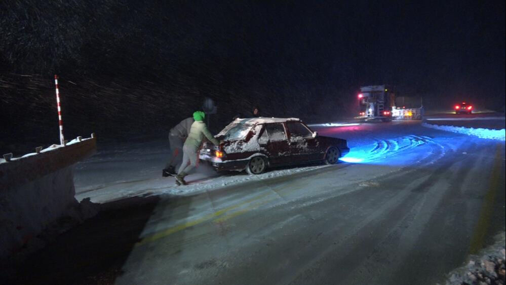 Eksi 3 derecede mahsur kaldılar! Sınıra giden yol karla kaplandı - 3. Resim