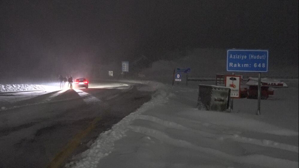 Eksi 3 derecede mahsur kaldılar! Sınıra giden yol karla kaplandı - 4. Resim