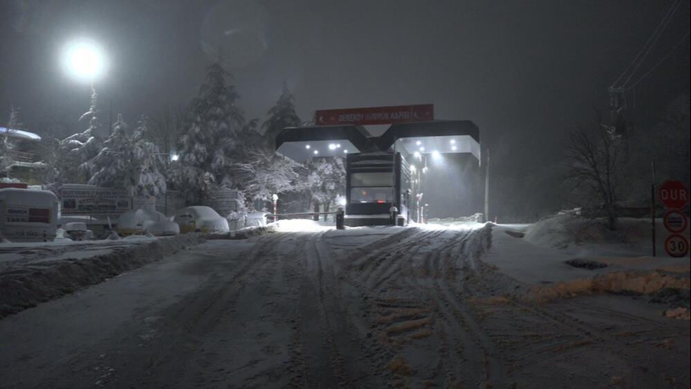 Eksi 3 derecede mahsur kaldılar! Sınıra giden yol karla kaplandı - 1. Resim
