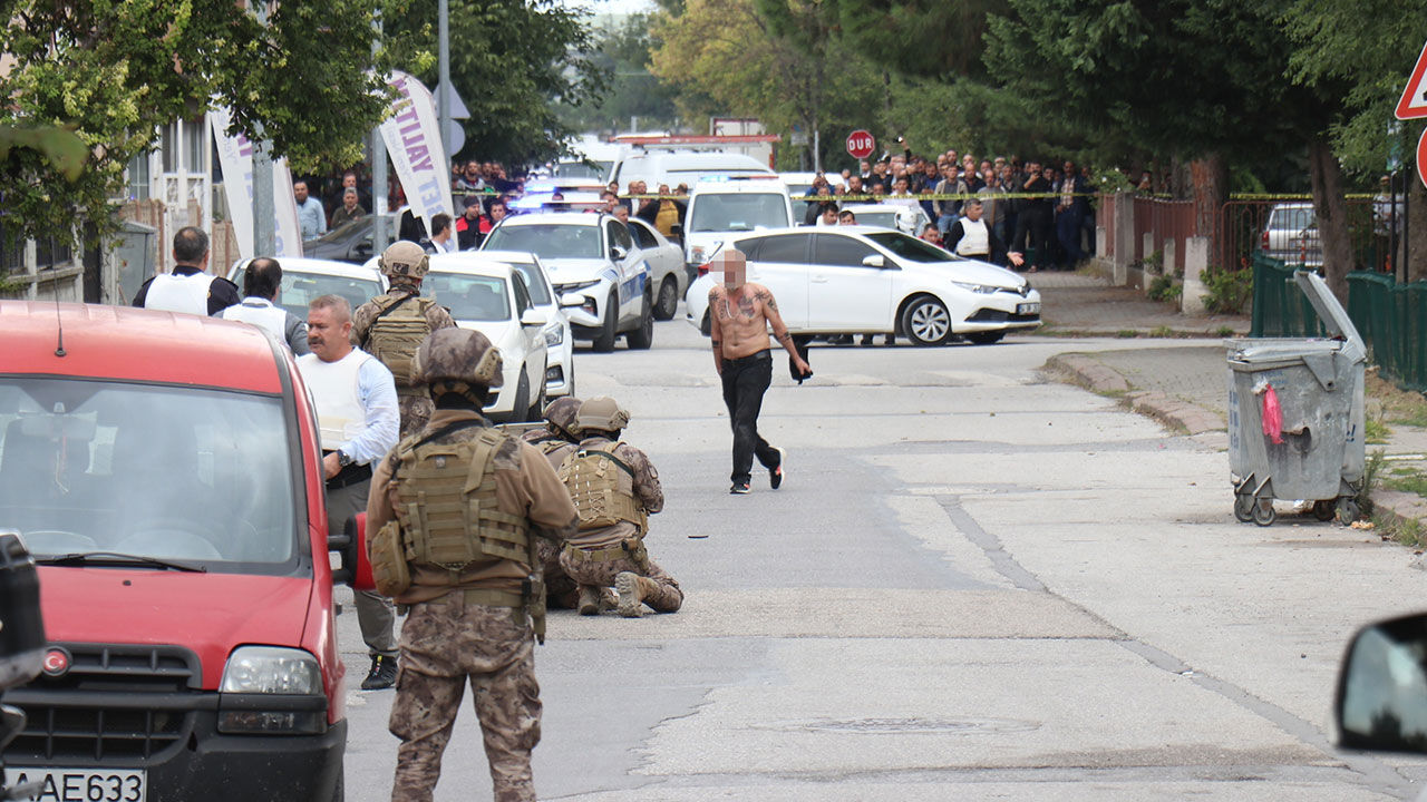 Eski polisten akılalmaz vahşet! Daha önce rehin aldığı sevgilisini defalarca boğazından bıçakladı - 1. Resim