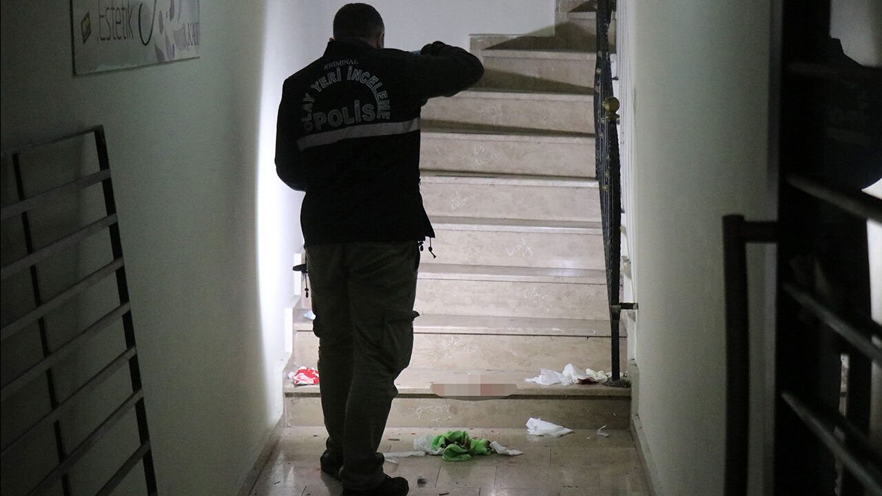 Eski polisten akılalmaz vahşet! Daha önce rehin aldığı sevgilisini defalarca boğazından bıçakladı - 5. Resim