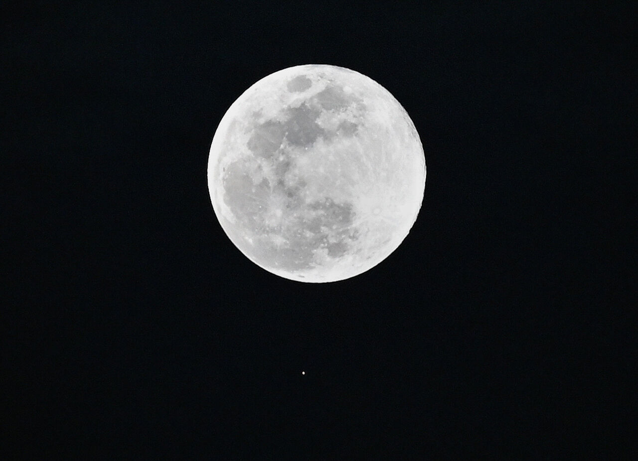 Eyyam-ı biyd oruçlarının habercisi! Yılın ilk dolunayı olan Receb ayı Mars ile birlikte görüntülendi - 2. Resim