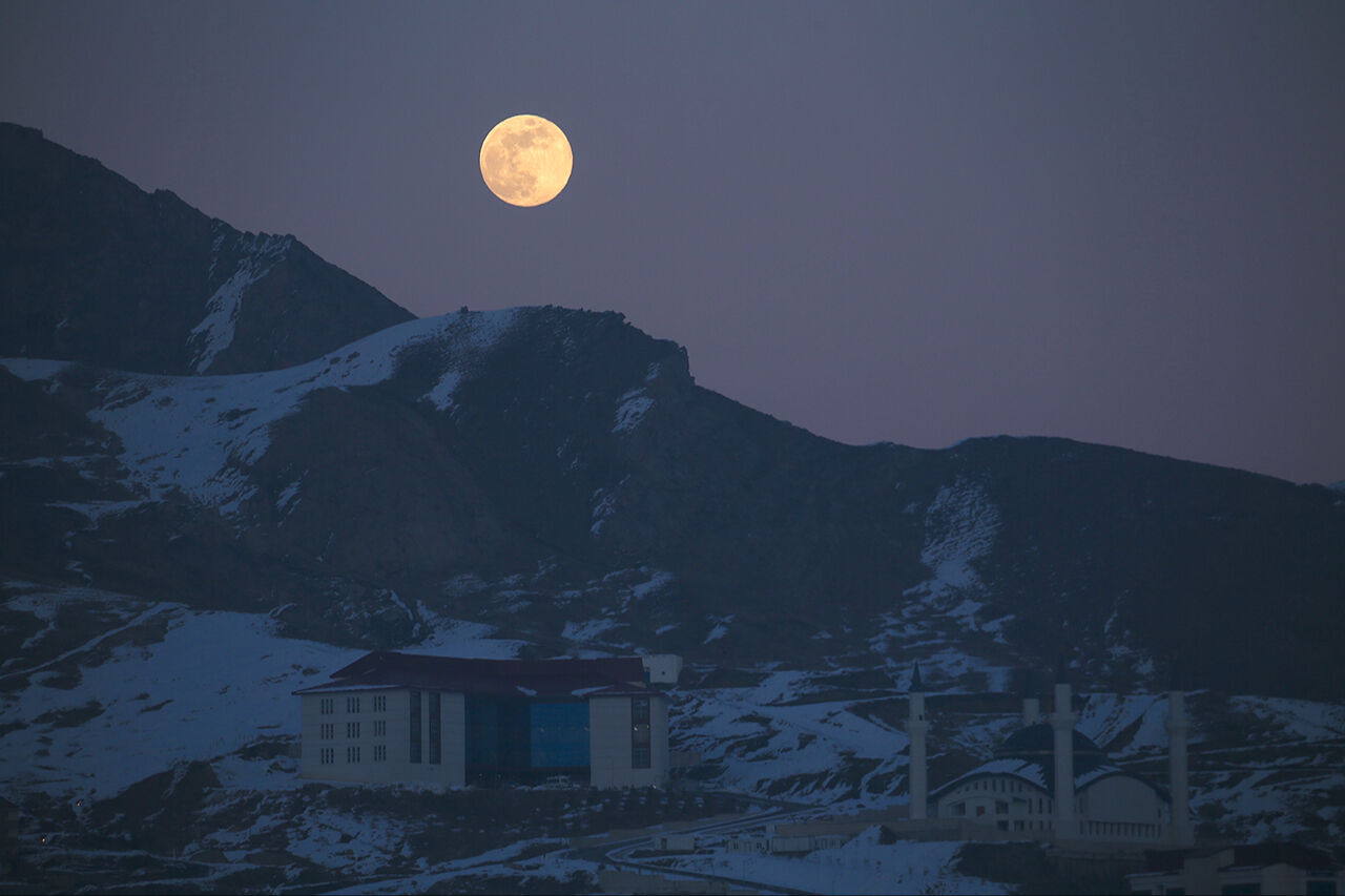 Eyyam-ı biyd oruçlarının habercisi! Yılın ilk dolunayı olan Receb ayı Mars ile birlikte görüntülendi - 2. Resim