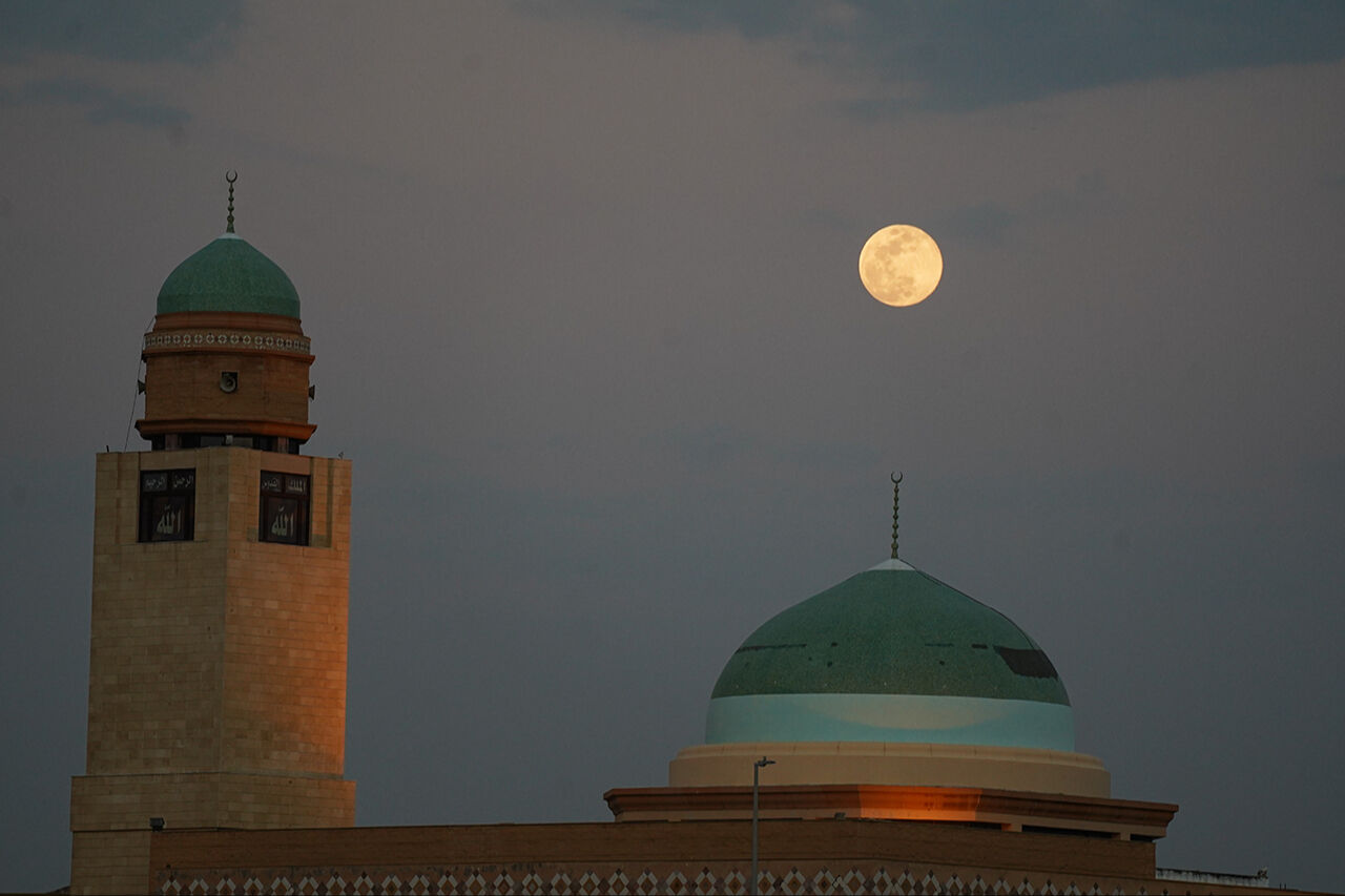 Eyyam-ı biyd oruçlarının habercisi! Yılın ilk dolunayı olan Receb ayı Mars ile birlikte görüntülendi - 8. Resim