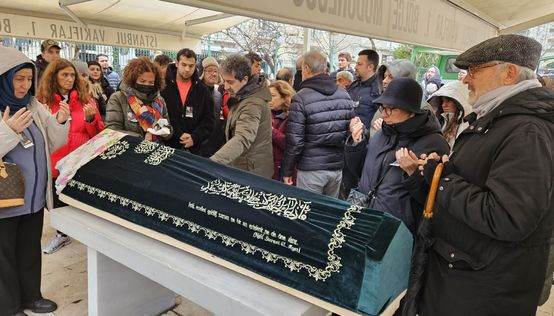 Hayatını kaybeden ünlü oyuncu Bedia Ener son yolculuğuna uğurlandı! Cenazedeki o isim dikkat çekti - 2. Resim