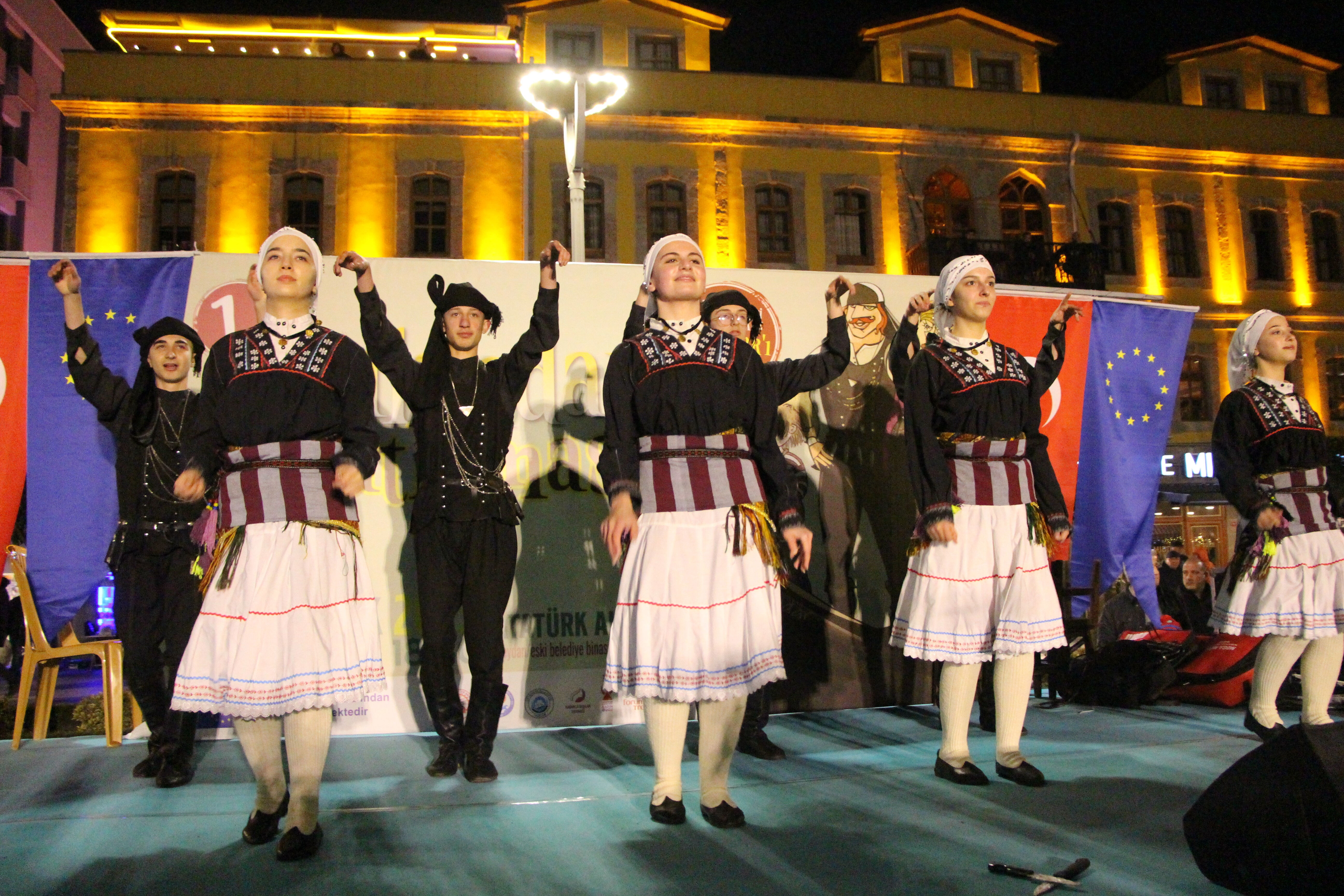 Kostümleri giyindiler, Kalandar'ı kutladılar - 2. Resim