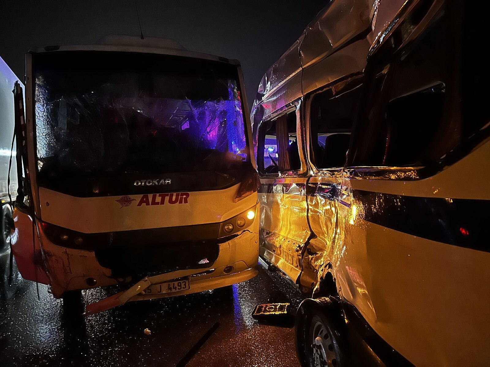 Manisa'da iki servisinin çarpıştığı feci kaza! Onlarca işçi yaralandı - 1. Resim