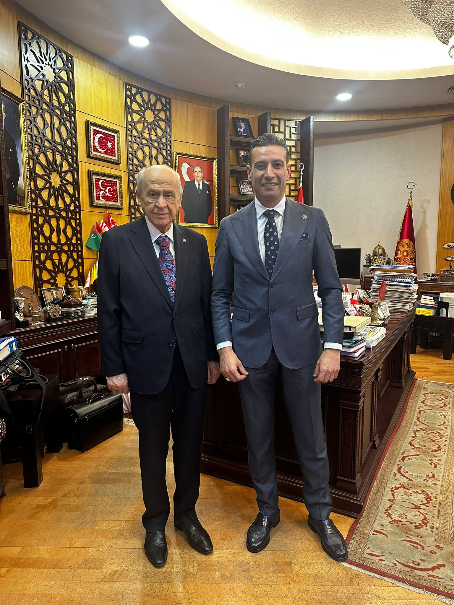 MHP lideri Bahçeli boks eldiveni giydi, böyle poz verdi - 2. Resim