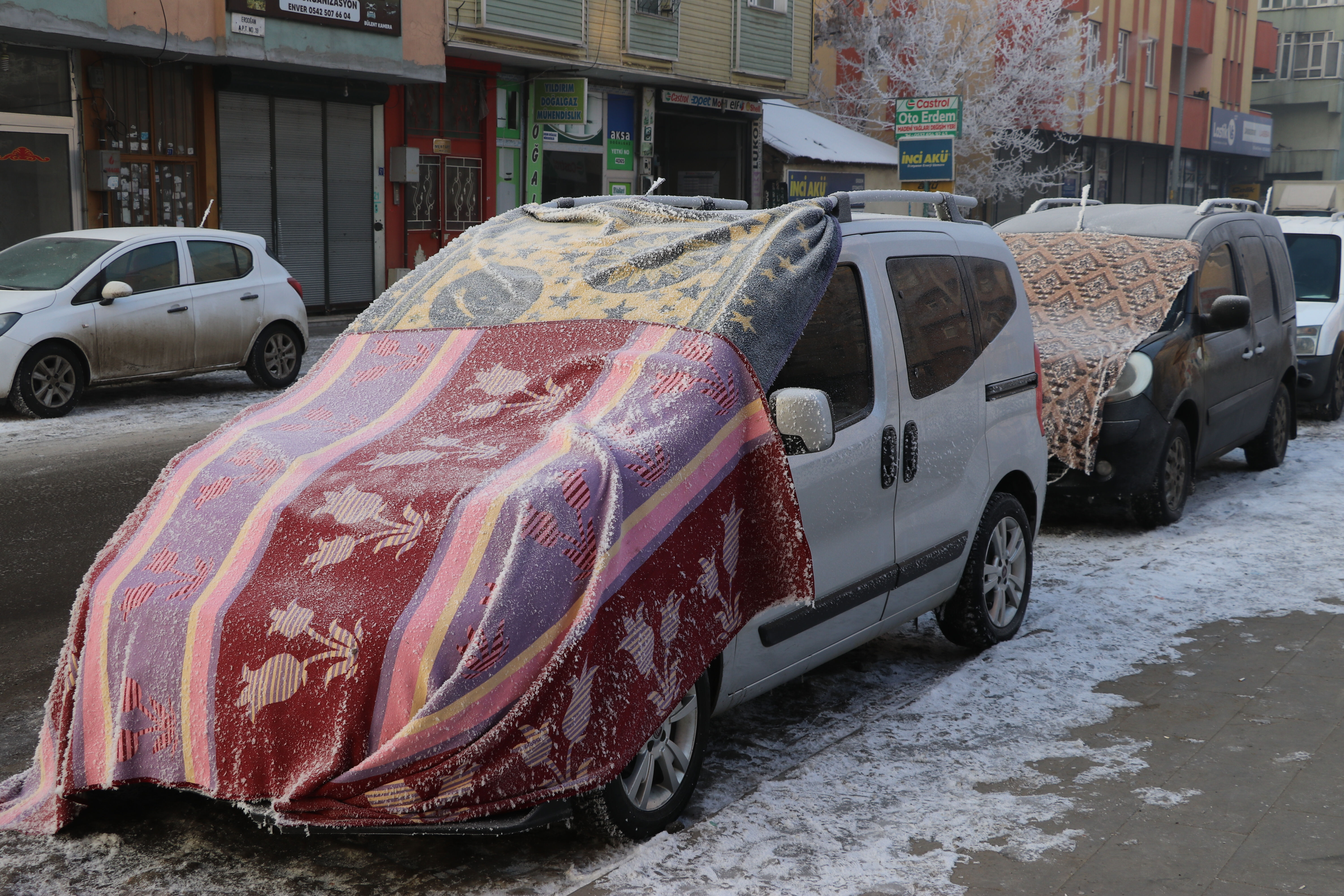 Ortalık buz pisti! 5 şehirde araçlara bile battaniye örttüler - 2. Resim