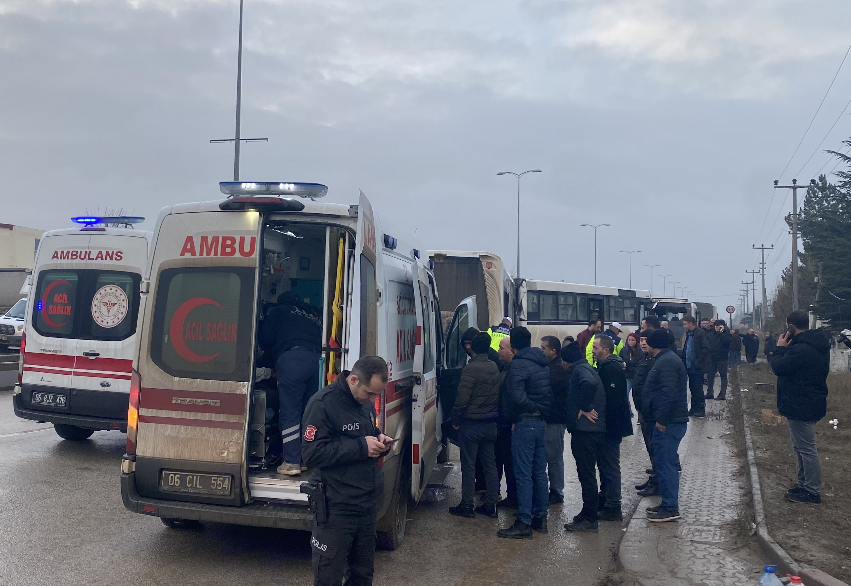 Otobüs ve minibüsler birbirine girdi! Zincirleme kazada 31 kişi yaralandı Otobüs ve minibüsler birbirine girdi! Zincirleme kazada 31 kişi yaralandı - 1. Resim