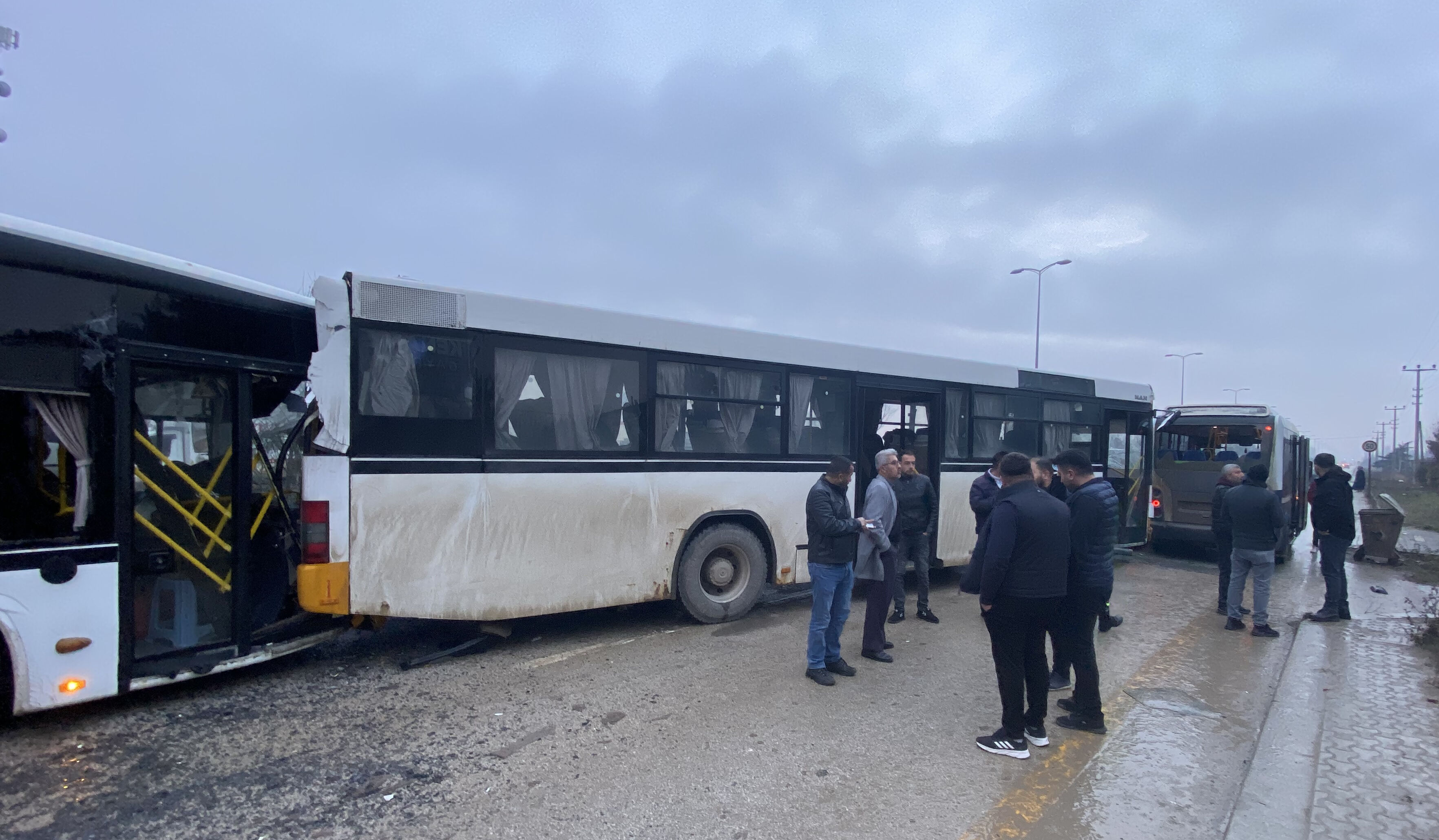 Otobüs ve minibüsler birbirine girdi! Zincirleme kazada 31 kişi yaralandı Otobüs ve minibüsler birbirine girdi! Zincirleme kazada 31 kişi yaralandı - 1. Resim