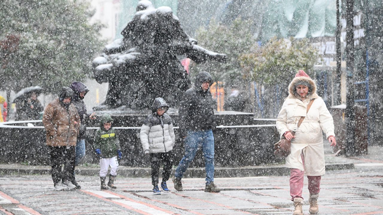 Hangi illerde okullar tatil? İstanbul dahil birçok kentte eğitime kar engeli! Valilikler peş peşe duyurdu Edirne'de eğitime kar engeli! Okullar tatil edildi | Türkiye Gazetesi