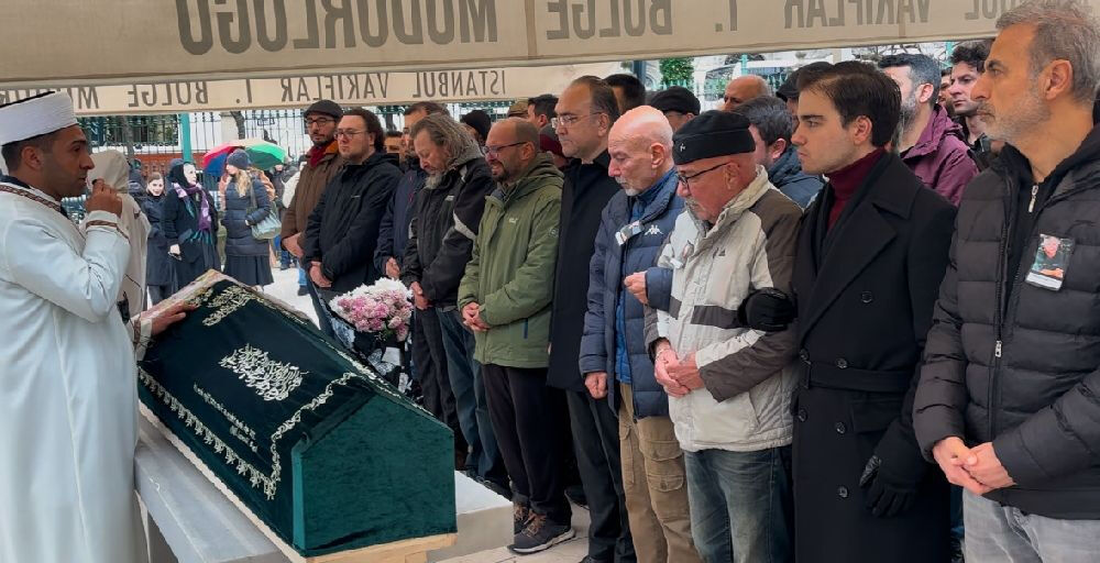 Bedia Ener'in cenazesinde gözler o isimleri aradı! Gözyaşlarına hakim olamayan Halil Ergün sitem etti - 2. Resim