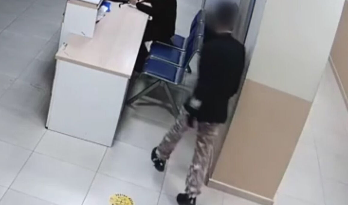 Büyükçekmece'de lisede dehşet! Öğrenci, müdür yardımcısını boğazından bıçakladı - 1. Resim