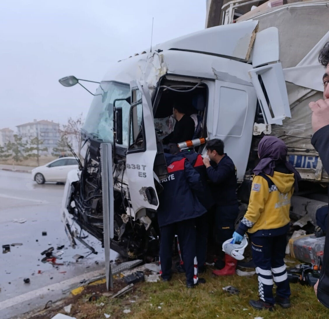 Kontrolden çıkan tır, köprü ve otomobile çarptı! Ortalık savaş alanına döndü - 1. Resim