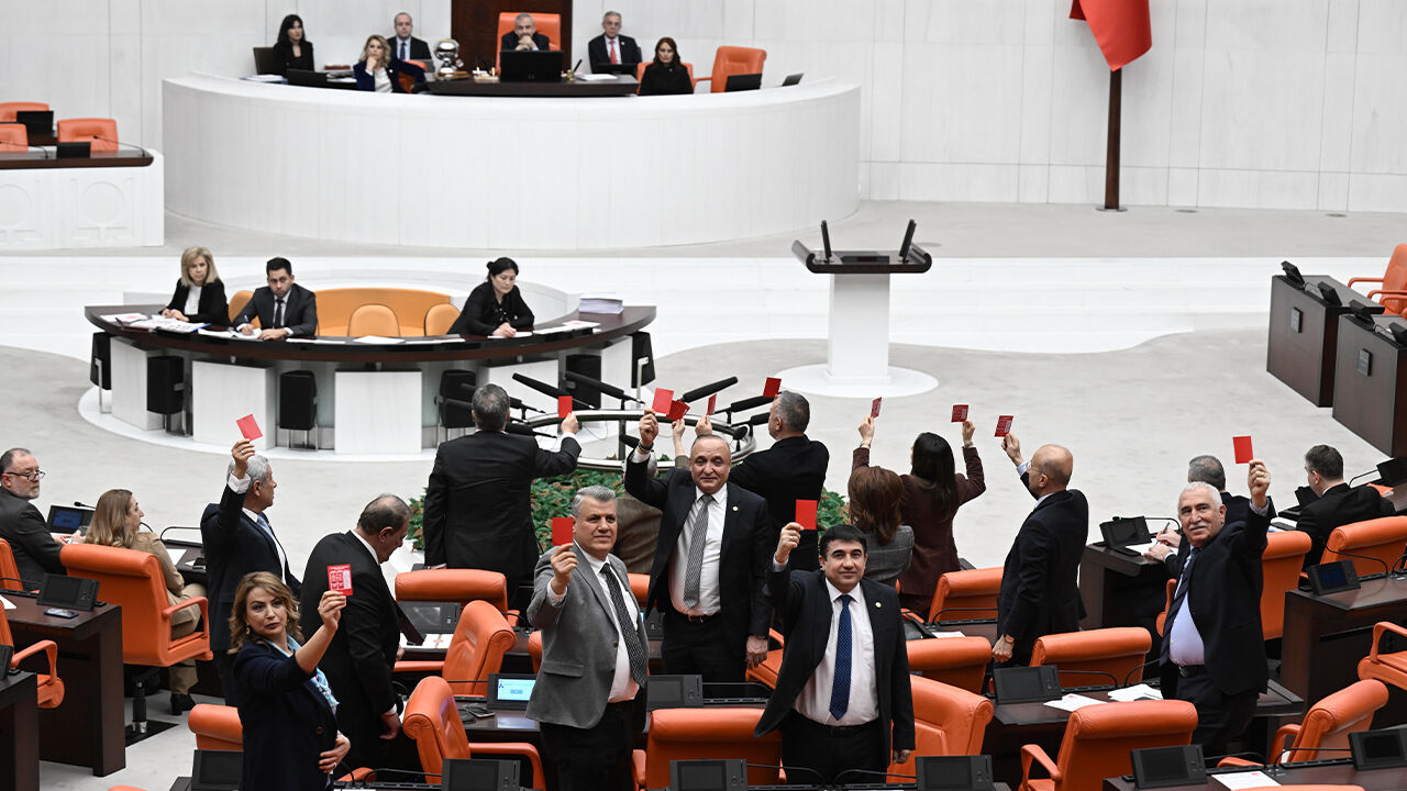 Meclis'te kırmızı kart gösteren CHP'lilere, Sırrı Süreyya Önder'den bomba tepki Meclis'te kırmızı kart gösteren CHP'lilere, Sırrı Süreyya Önder'den bomba tepki - 1. Resim