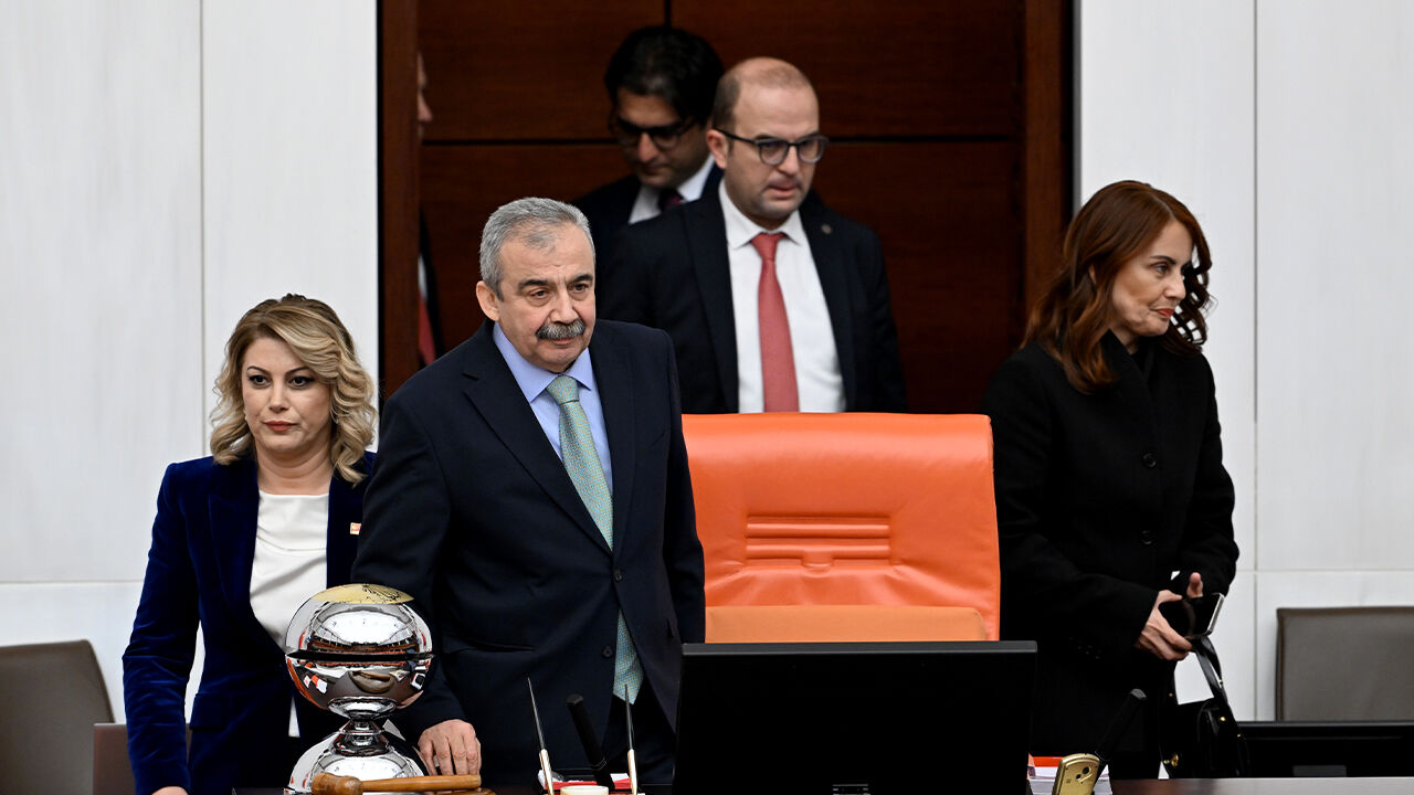 Meclis'te kırmızı kart gösteren CHP'lilere, Sırrı Süreyya Önder'den bomba tepki Meclis'te kırmızı kart gösteren CHP'lilere, Sırrı Süreyya Önder'den bomba tepki - 2. Resim