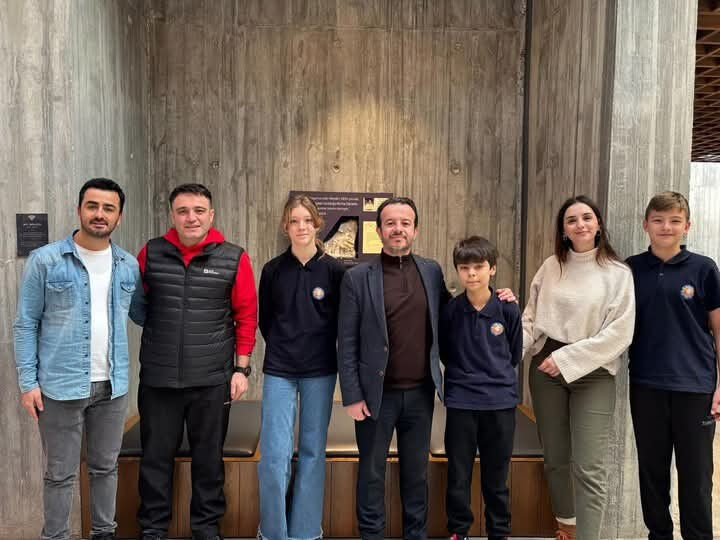 Okul gezisinde bulduğu sikkeyi Troya Müzesi'ne getirdi Okul gezisinde bulduğu sikkeyi Troya Müzesi'ne getirdi - 1. Resim