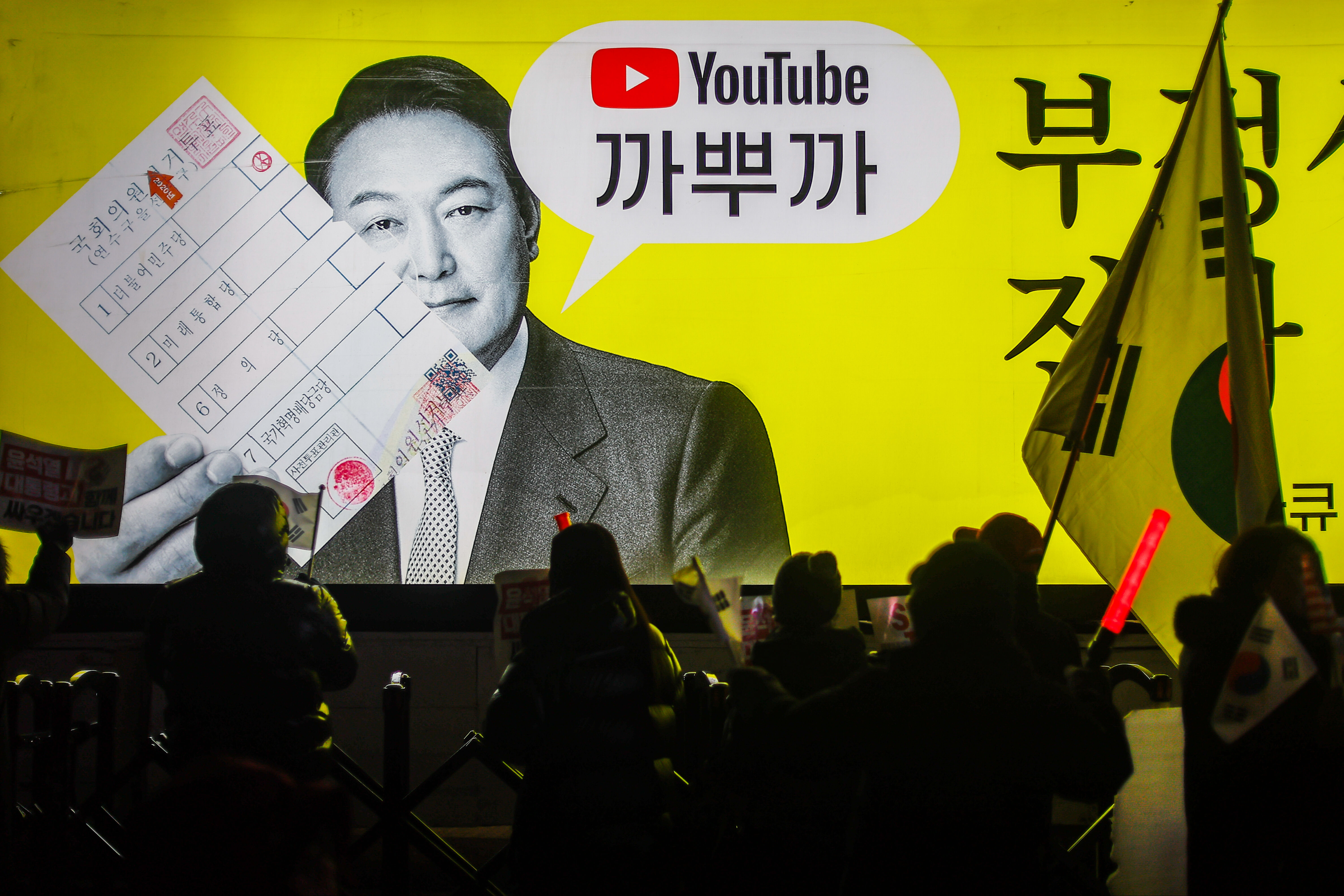 Sıkıyönetim kararı başında patladı! Güney Kore'nin görevden alınan devlet başkanı gözaltında - 2. Resim