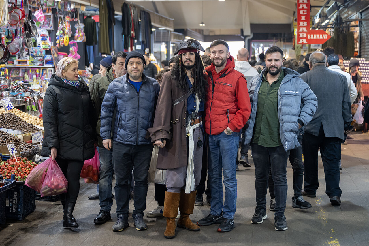 Yerli 'Jack Sparrow' çarşıyı pazarı karıştırdı! Gören bir daha baktı, Karayip Korsanları rüzgarı esti - 5. Resim