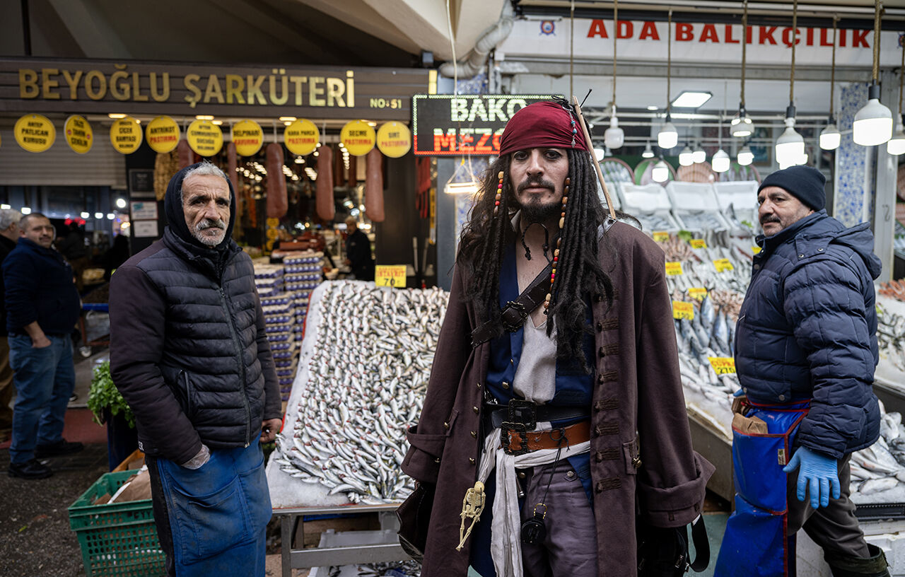 Yerli 'Jack Sparrow' çarşıyı pazarı karıştırdı! Gören bir daha baktı, Karayip Korsanları rüzgarı esti - 6. Resim