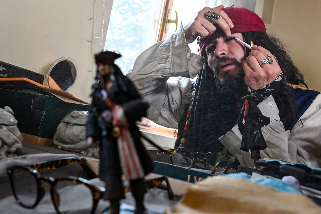 Yerli 'Jack Sparrow' çarşıyı pazarı karıştırdı! Gören bir daha baktı, Karayip Korsanları rüzgarı esti - 1. Resim