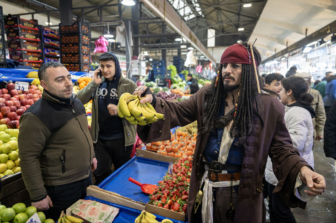 Yerli 'Jack Sparrow' çarşıyı pazarı karıştırdı! Gören bir daha baktı, Karayip Korsanları rüzgarı esti - 3. Resim