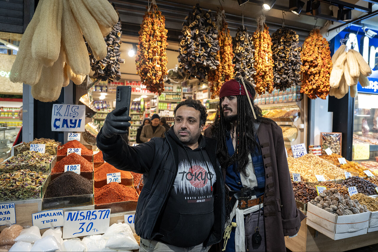 Yerli 'Jack Sparrow' çarşıyı pazarı karıştırdı! Gören bir daha baktı, Karayip Korsanları rüzgarı esti - 4. Resim