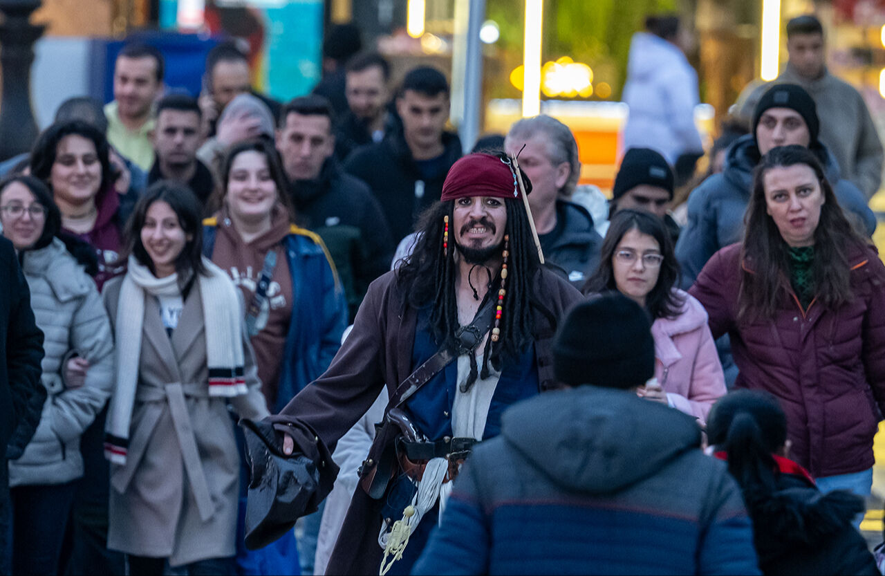 Yerli 'Jack Sparrow' çarşıyı pazarı karıştırdı! Gören bir daha baktı, Karayip Korsanları rüzgarı esti - 2. Resim