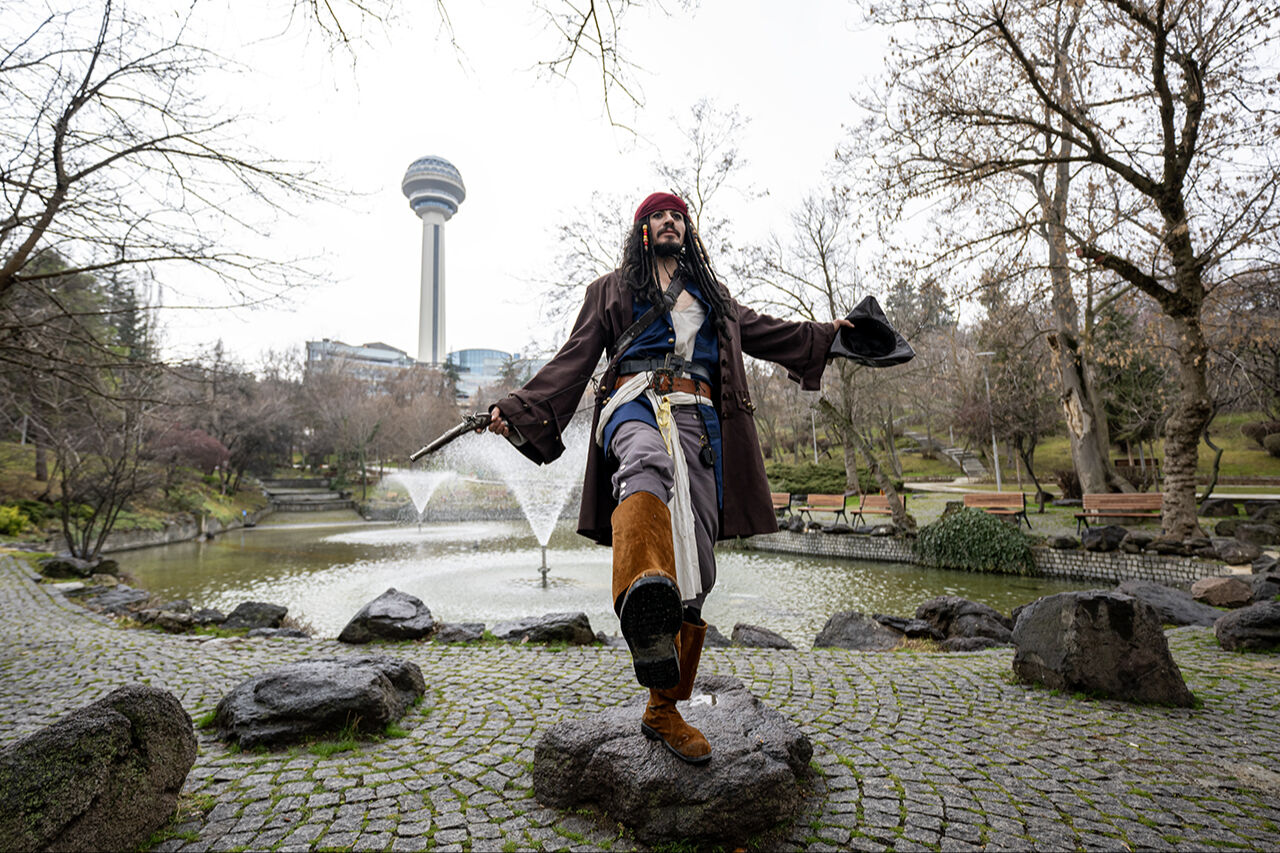 Yerli 'Jack Sparrow' çarşıyı pazarı karıştırdı! Gören bir daha baktı, Karayip Korsanları rüzgarı esti - 8. Resim