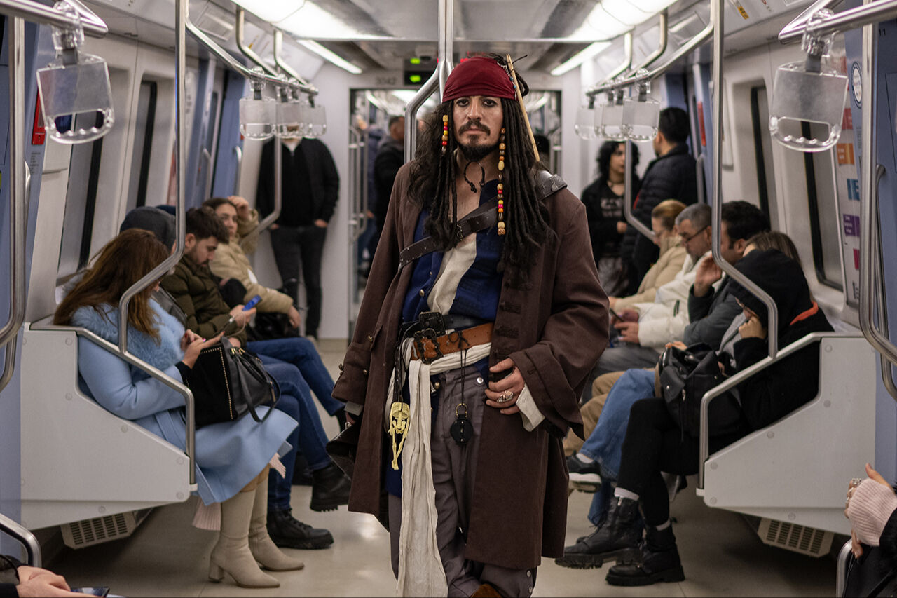 Yerli 'Jack Sparrow' çarşıyı pazarı karıştırdı! Gören bir daha baktı, Karayip Korsanları rüzgarı esti - 13. Resim