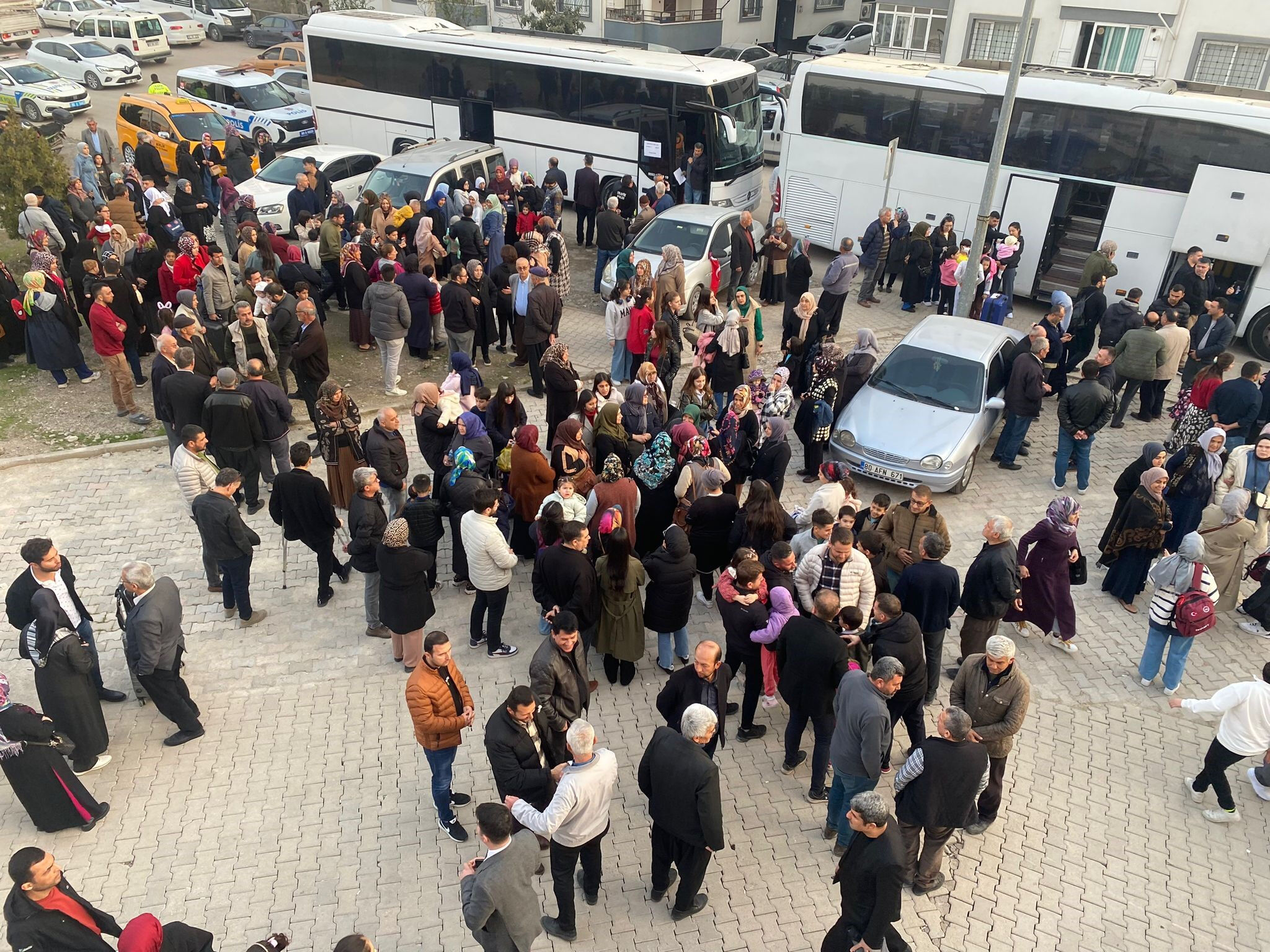 2025 yılının ilk umre kafileleri yollarda! Osmaniye'de yüzlerce kişi umrecileri mukaddes topraklara dualarla uğurladı - 3. Resim