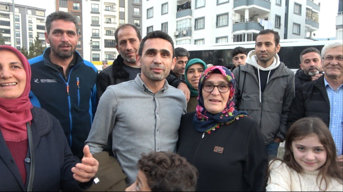 2025 yılının ilk umre kafileleri yollarda! Osmaniye'de yüzlerce kişi umrecileri mukaddes topraklara dualarla uğurladı - 2. Resim