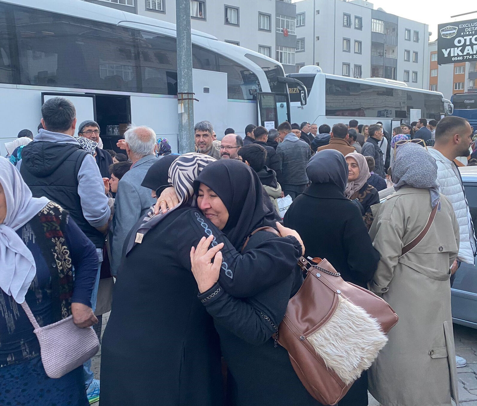 2025 yılının ilk umre kafileleri yollarda! Osmaniye'de yüzlerce kişi umrecileri mukaddes topraklara dualarla uğurladı - 1. Resim